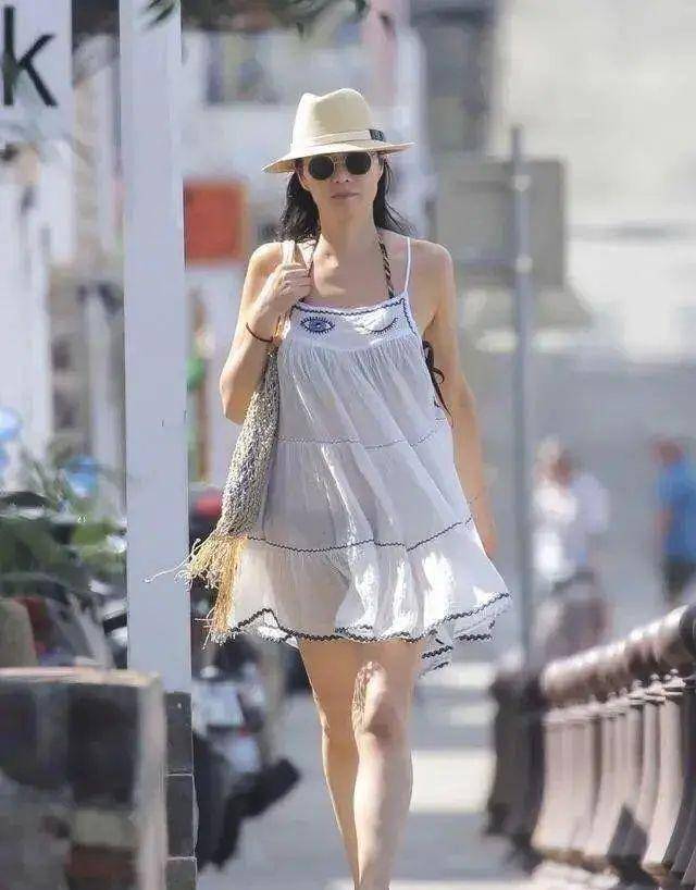 原创53岁的邓文迪穿成这样就上街了哪里还有贵妇淑女的样子