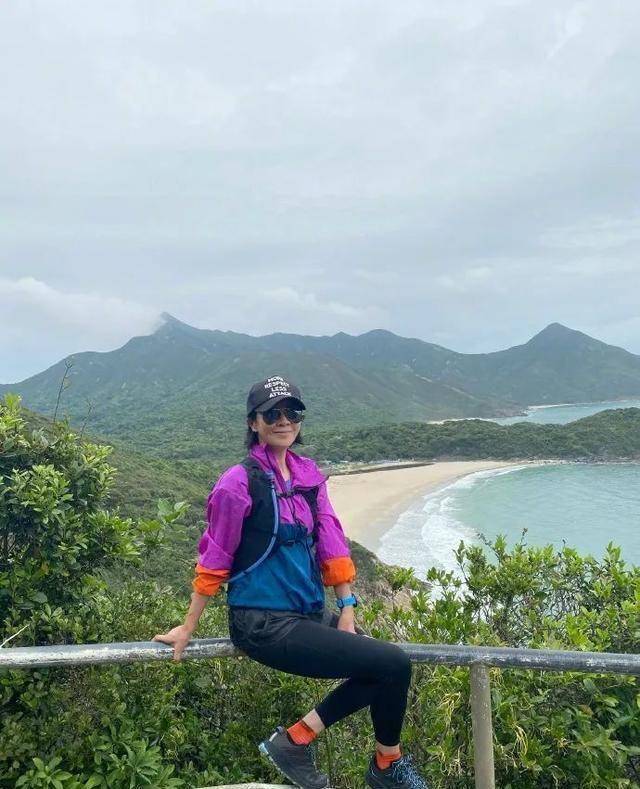 原创55岁刘嘉玲约发哥爬山65岁周润发两鬓斑白网友岁月不饶人