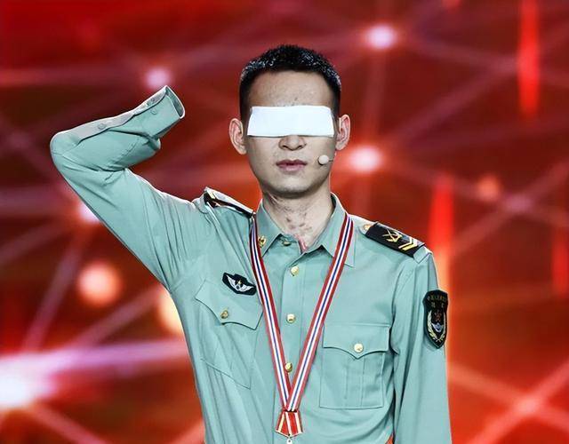 原创排雷英雄杜富国27岁失去双手双眼荣立一等功又获八一勋章