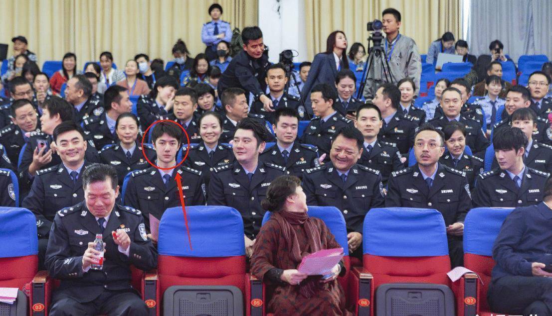 天天兄弟穿警服,王一博钱枫二人同框合影,这头围差距是认真的?