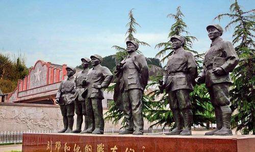 前方战斗激烈,刘帅焦急踱步,一听指挥是他,立马放下心来_叶成焕_团长