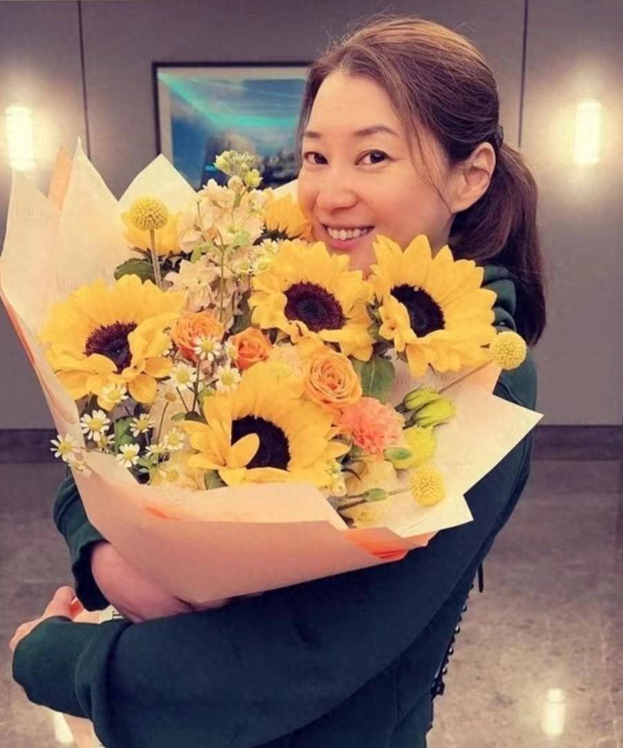 但陈伶俐既长得不好看,也没有拿到过香港小姐比赛的任何奖项,最后却