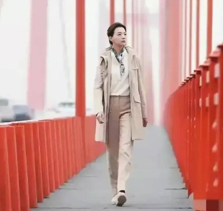 原创董卿路边吃面也如此优雅穿风衣丝巾美成一道靓丽的风景线