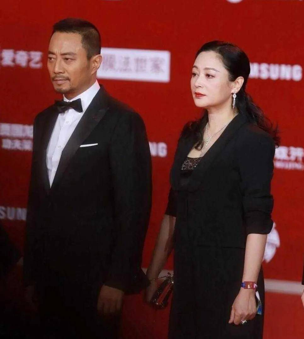 陈凯歌携三婚老婆走红毯 小17岁陈红断崖式衰老满脸沧桑