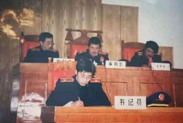 原创死刑犯夜以继日抱字典研究惹来狱友嘲笑发明专利终迎来改判