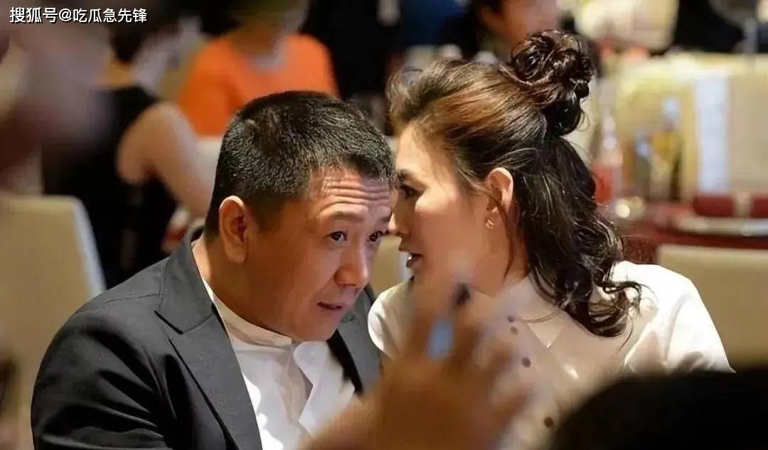 原创李小冉携54岁富豪老公出席晚宴她穿衬衫如少女大6岁的他老得像