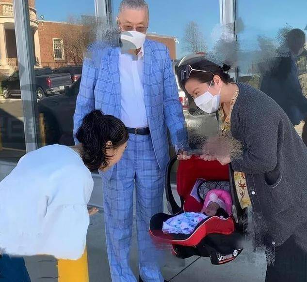 81岁刘诗昆喜当爹网友们猜测44岁孙颖生下女儿是为了遗产