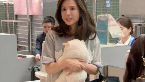 原创54岁李若彤挑战lolita装戴王冠扮高贵皇后你觉得怎么样