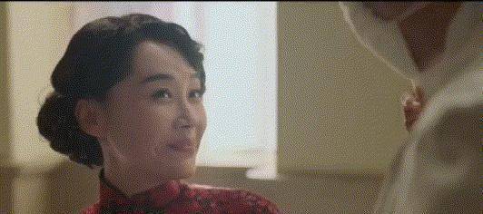 一开始,总制片人,总导演韩三平,黄建新都找她,她还是本能地拒绝.