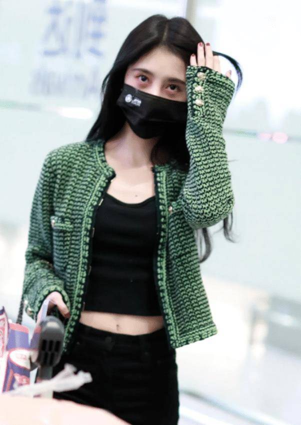 原创鞠婧祎穿炫腹装现身机场看到生图下真实腰型这是认真的吗