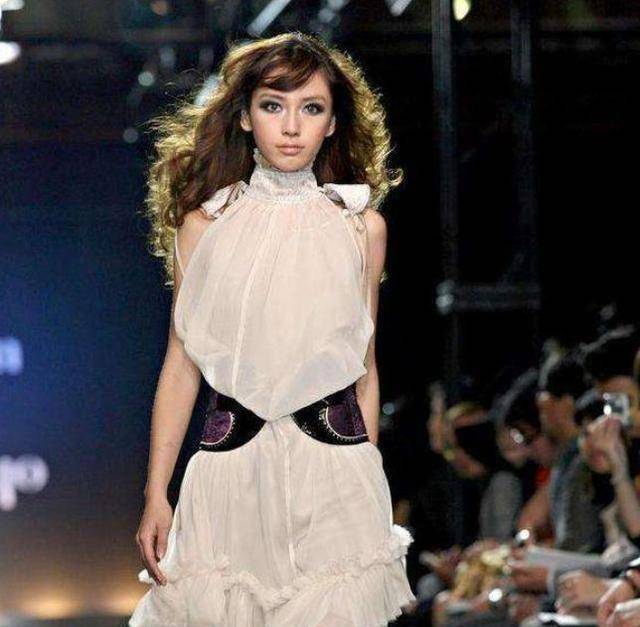 但有的模特就没这么幸运了,赵欣作为一名模特其实并没有太多人知道,而