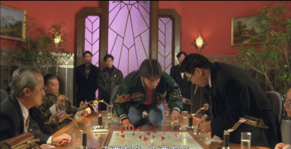 是鲜血淋漓和火光四溅,而是用上了铁桶,跷跷板,篮球,海豚汽艇等等道具