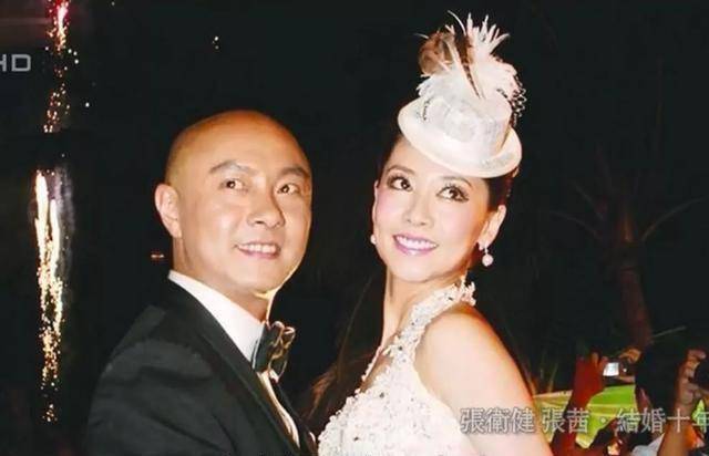 54岁张卫健落泪表白老婆:感谢你当年破产不弃,穿二手婚纱嫁我