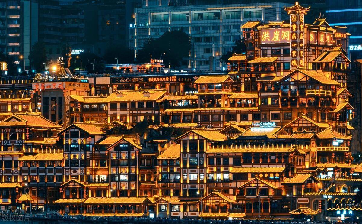 三,重庆住宿解放碑:周边景点多且近,吃喝玩方便沙坪坝:性价比高设施较
