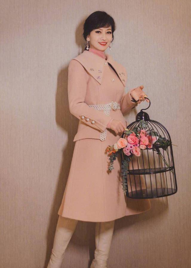 赵雅芝的粉色系衣服尤为多,粉色系大衣淡雅清新,带有温婉的女性气质
