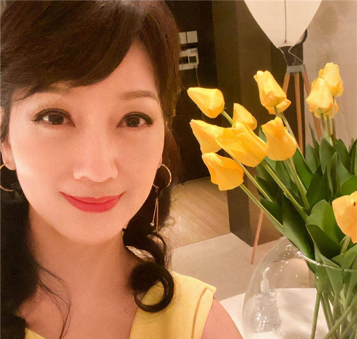 原创66岁赵雅芝晒生日照气质依旧容光焕发与老公合照好似两代人