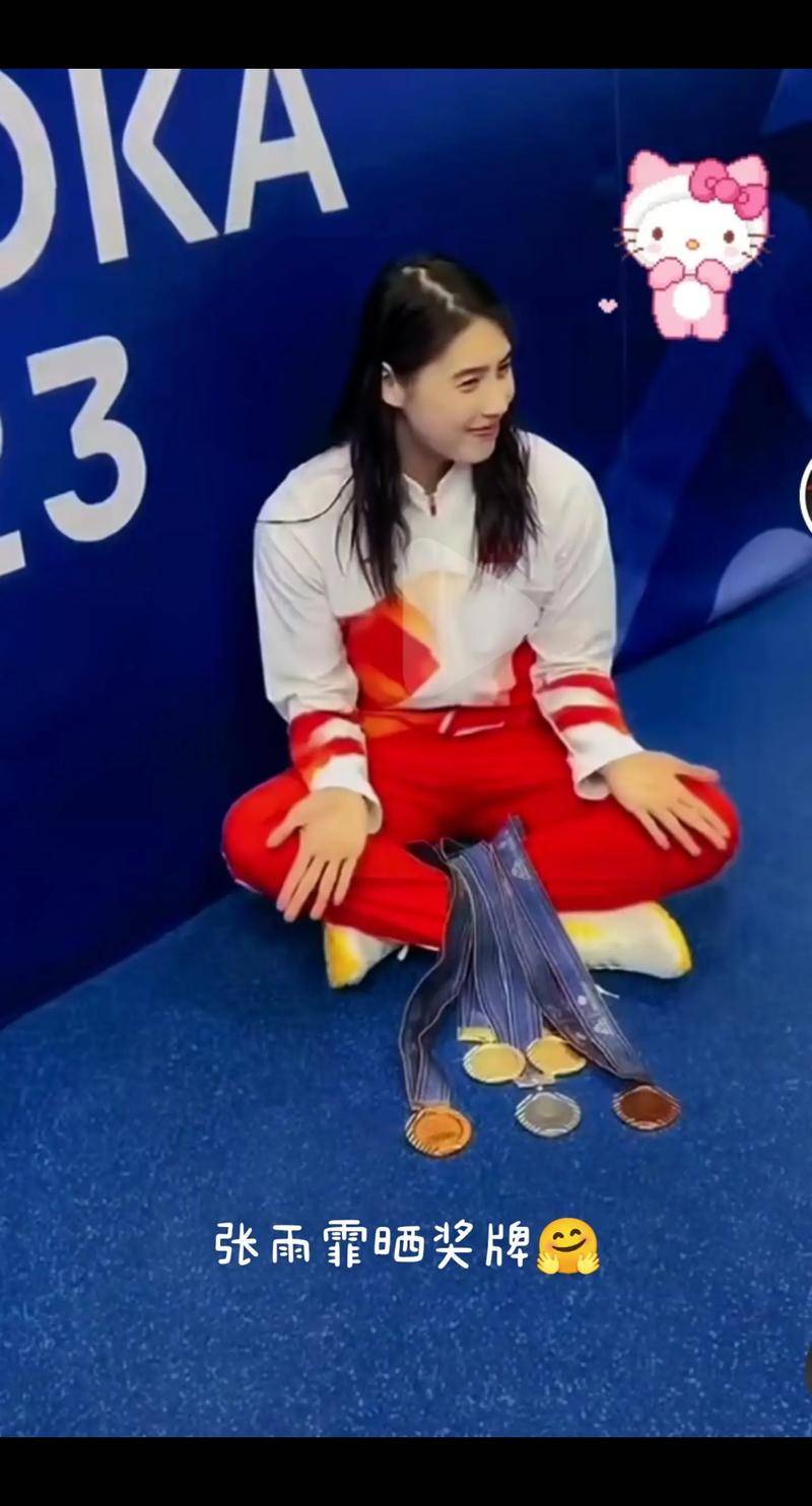 张宇菲穿着白色高跟鞋现身充满女人味26岁的花样年华魅力满满