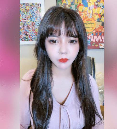 原创韩安冉直播秀钻戒给脸打完针好像假人和2岁女儿长相差距太大