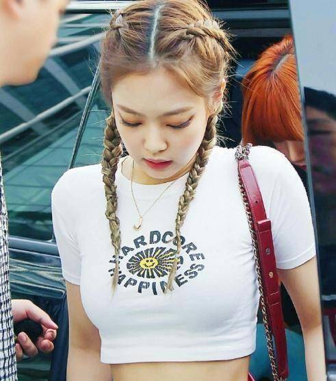 jennie完全是一个独特的存在露脐裙装又被撩到了