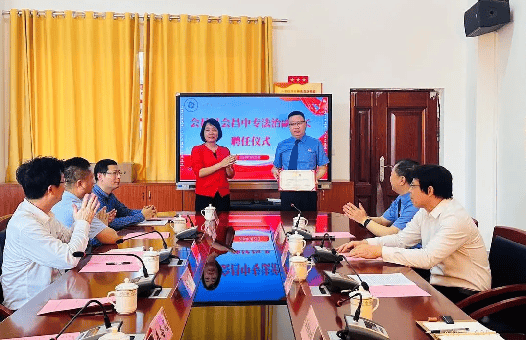 法治相伴护航成长县检察院检察长钟伟民受聘会昌中专法治副校长