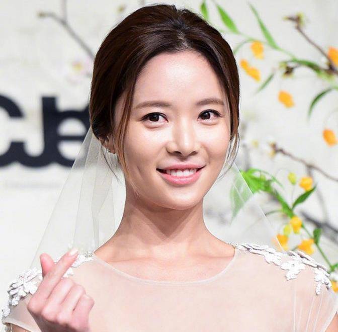 黄正音4年婚姻画句号后首露面,身形消瘦笑容灿烂,疑走出离婚阴霾