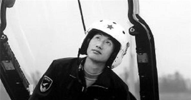 原创梁万俊战斗机万米高空漏油拒绝跳伞8分钟挽回上亿损失