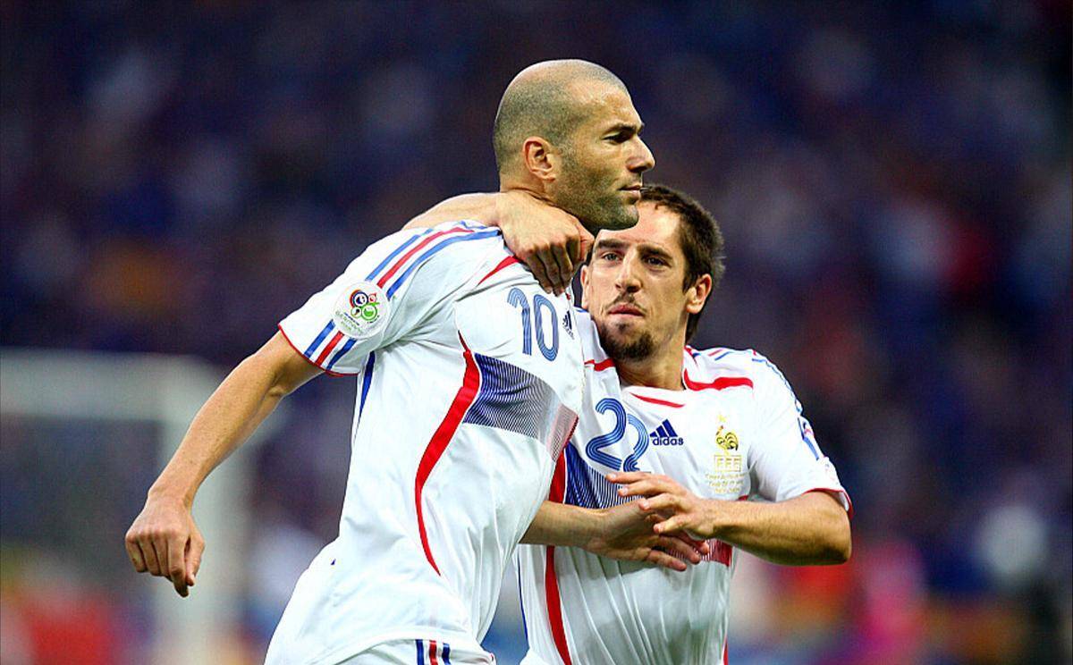 原创拜仁邀请齐达内入主里贝里当助手皇马6将离队放走19岁帝星