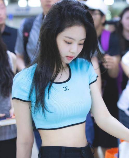 jennie完全是一个独特的存在!露脐 裙装,又被撩到了_气质_身材_风格