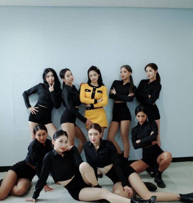 原创jennie的solo造型美晕了3万露脐装配8000短裙效果比模特还好