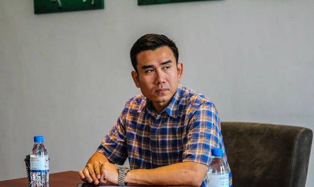 迪伟杰相貌凶悍,虎背熊腰,目光狠厉如鹰,有生杀之威,非池中物,必成