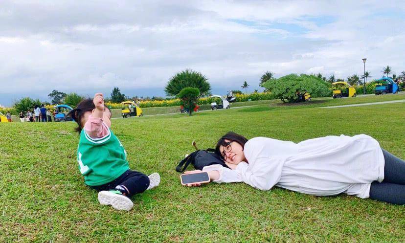 原创谢依霖躺草坪上休息孕妇装遮不住大肚子看到全身照已经8个月了