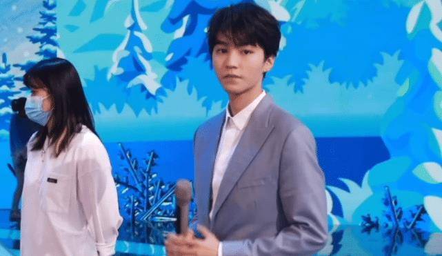 原创王俊凯等关晓彤彩排迟到也不生气小凯主动打招呼生图也是巴掌脸