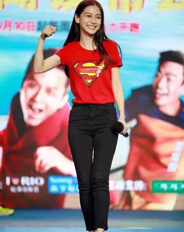 baby面型无瑕,上身瘦削细长,但自然比例不佳,腿短腰长,假胯宽影响腿长