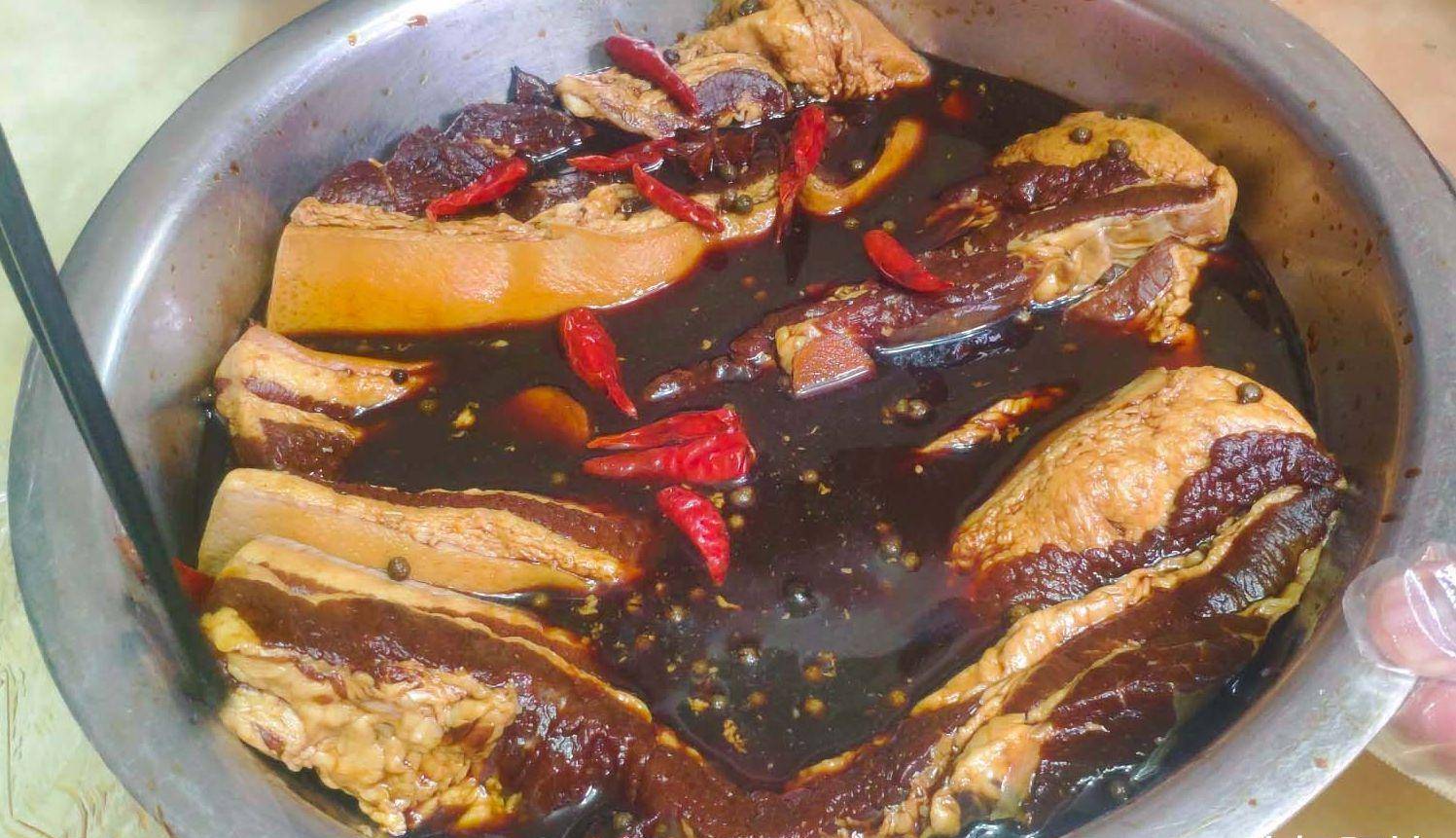 原创315晚会曝光一厂家用淋巴肉做梅菜扣肉淋巴肉危害为何那么大
