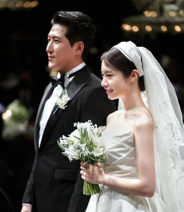 t-ara成员朴智妍上传10日婚礼照片好友iu送特殊意义