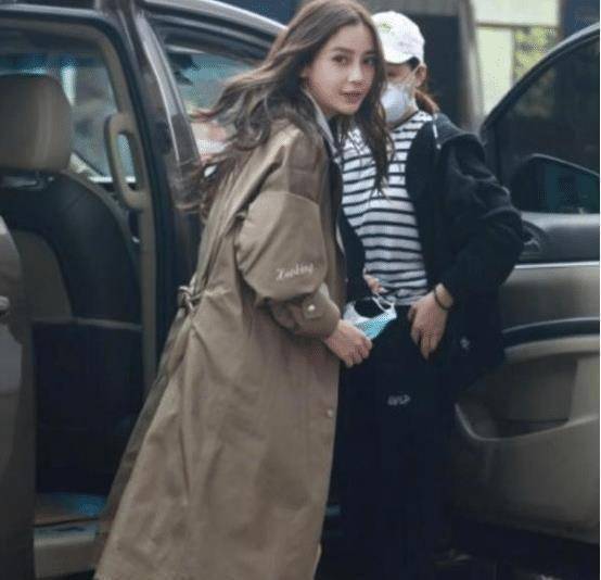 baby终于复工颜值再创新高度画报上的杨颖连头发丝都超绝美