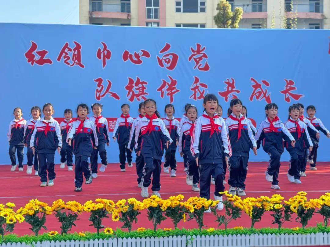红领巾心向党队旗伴我共成长犀浦实验2023级少先队分批入队仪式隆重