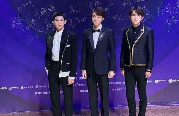 原创tfboys再现塑料兄弟情千玺王源都穿黑衬衣就不告诉王俊凯