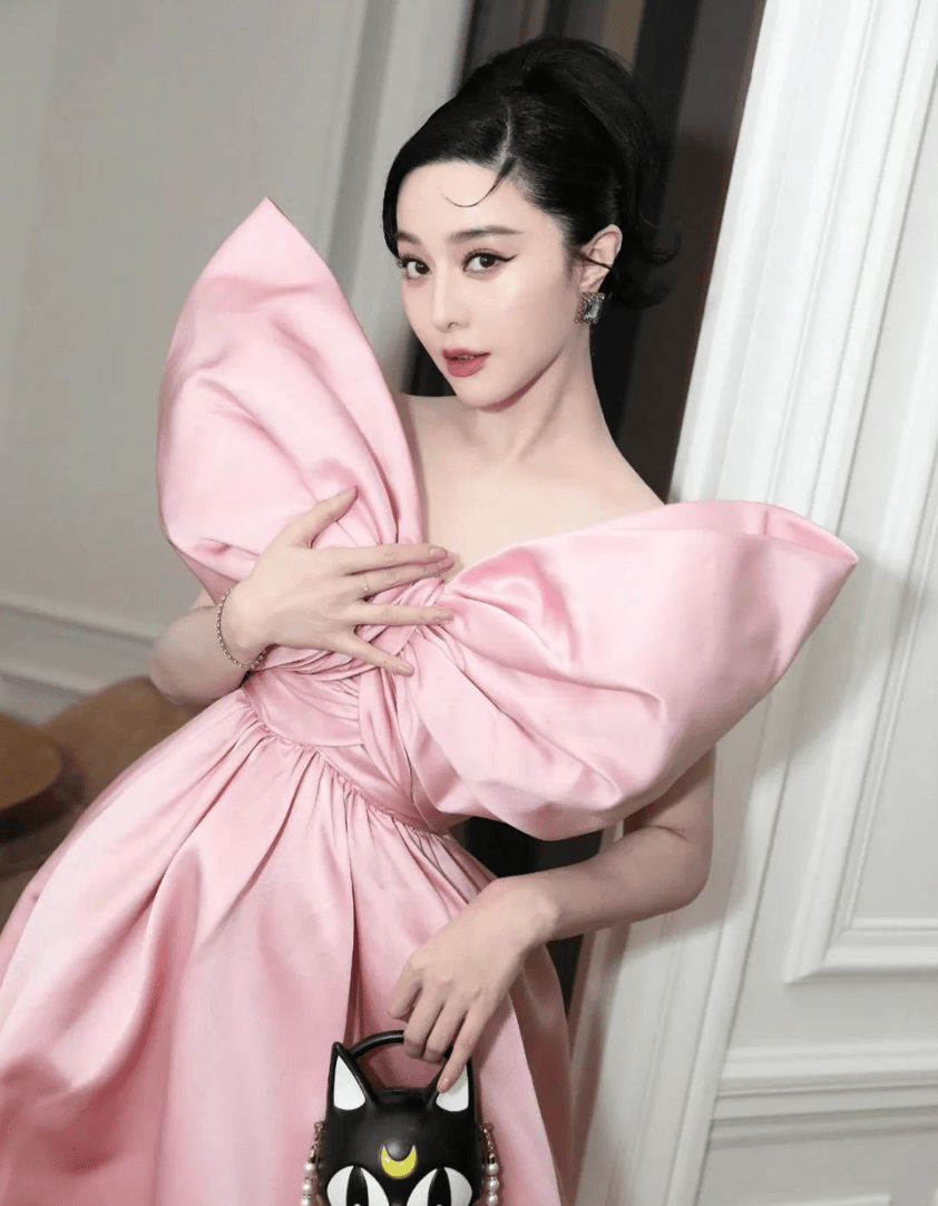 范冰冰在国外又封神胸前绑超大蝴蝶结变迪士尼小公主太娇嫩了