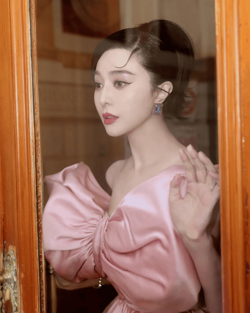 范冰冰在国外又封神胸前绑超大蝴蝶结变迪士尼小公主太娇嫩了