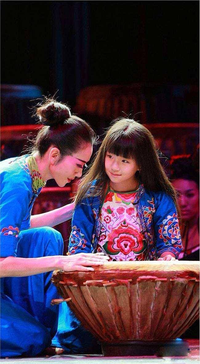 61岁杨丽萍为侄女小白兔庆生!181身高引姨妈赞叹,小彩旗被放弃?_舞蹈_