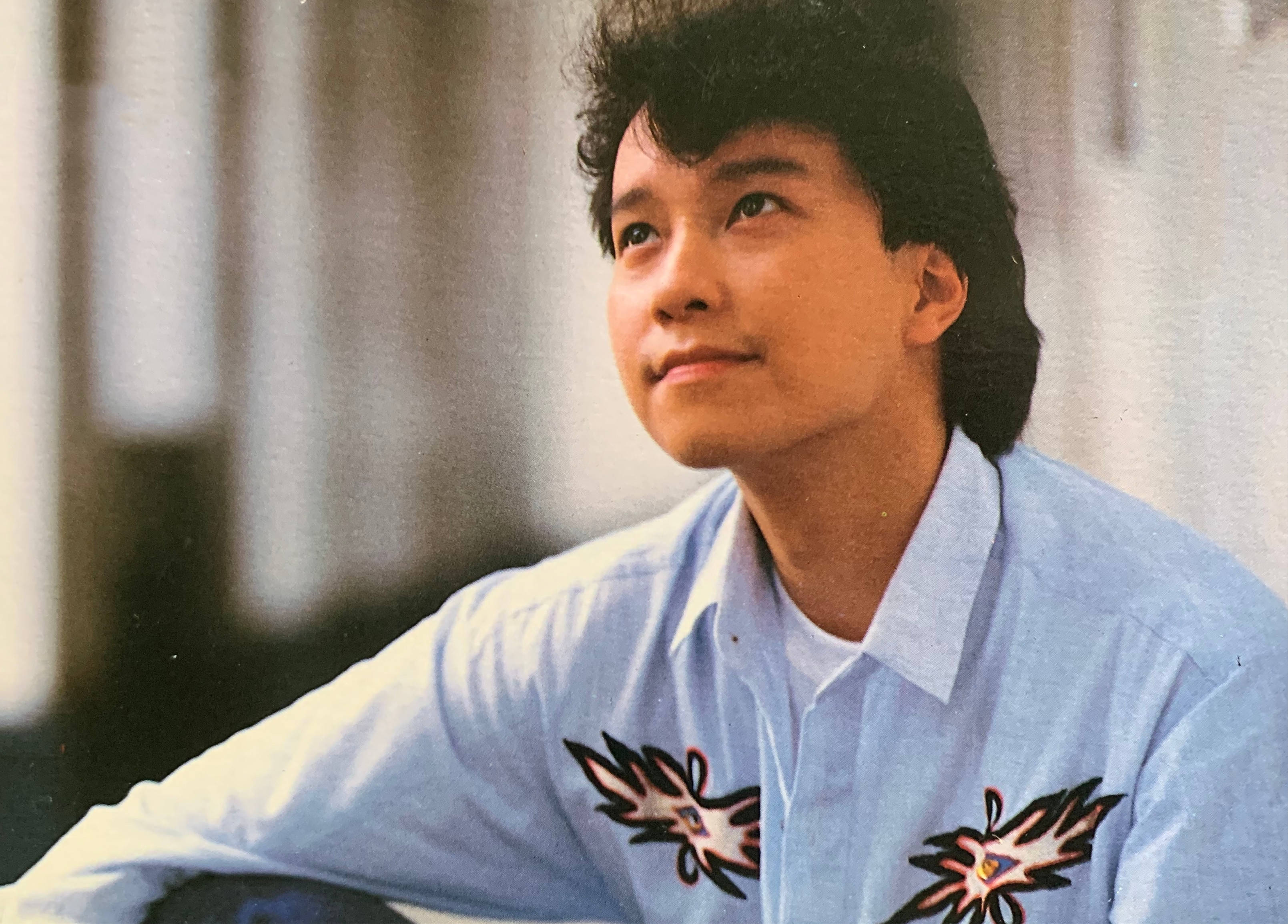 57岁邰正宵近照曝光,面容年轻斯文毫无老相,与歌迷互动感动泪崩