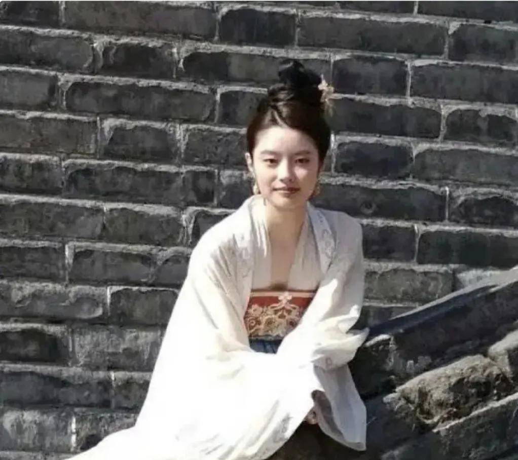 徐若晗穿上白色的戏服,把云鬓挽起来之后,比上一张要好一点.