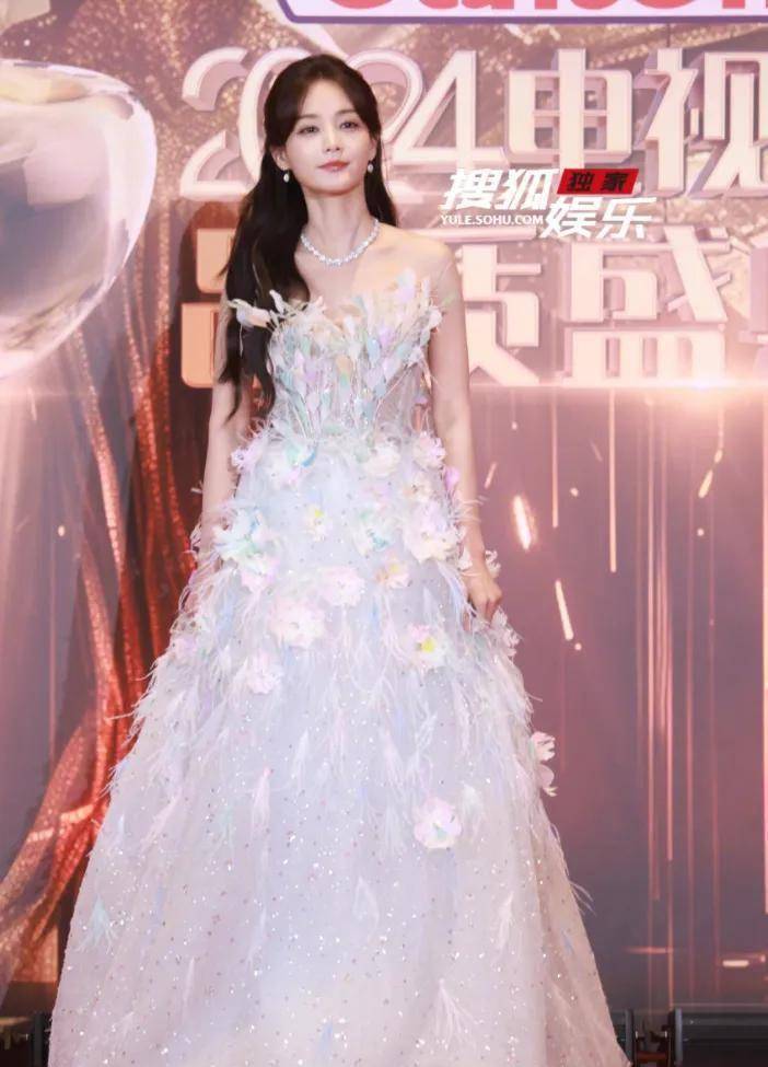 很多人都觉得李一桐和李沁长得很像,但通过这次红毯大概就能看出区别