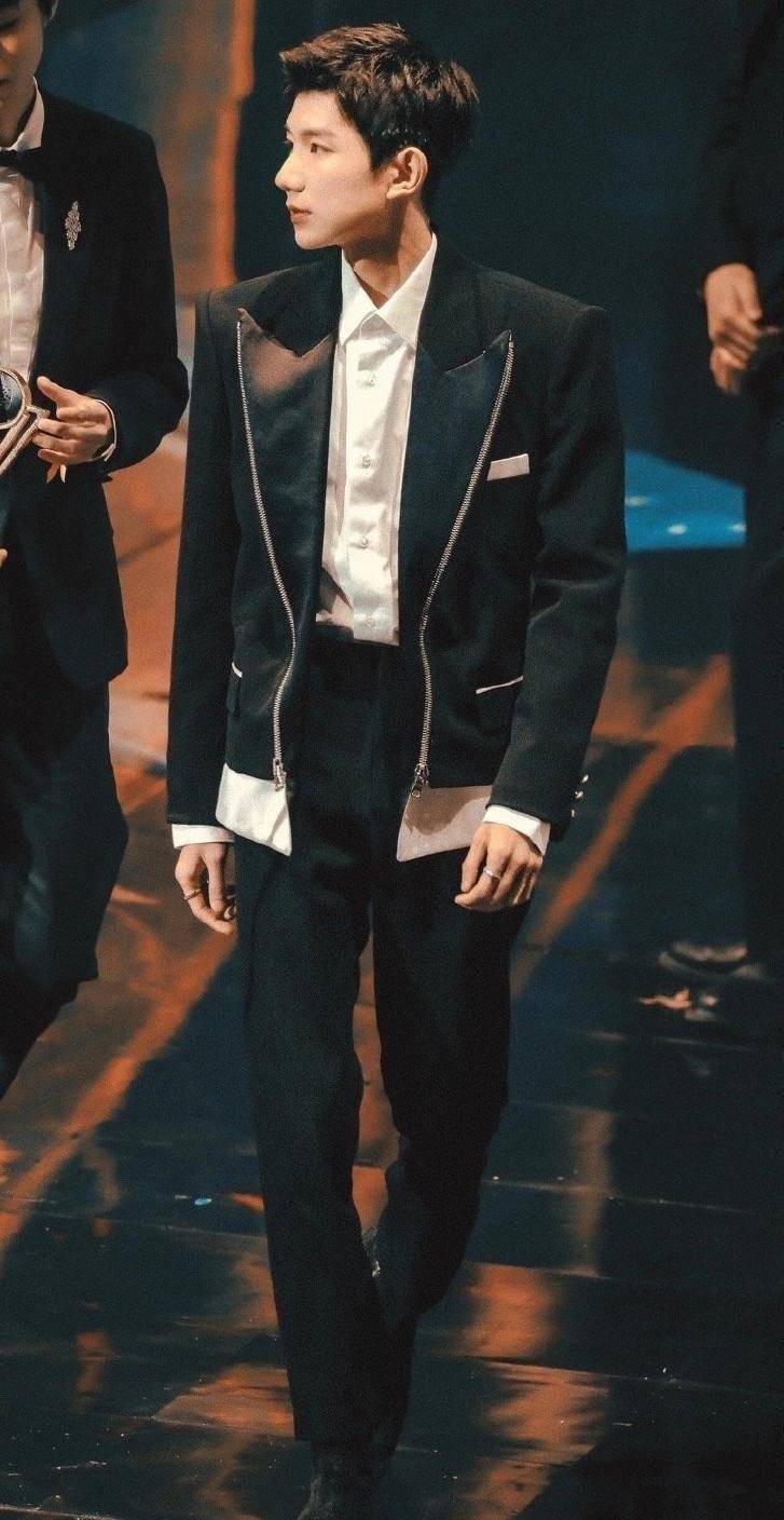 原创tfboys终合体王源的鞋子跟易烊千玺王俊凯都不一样暴露身高