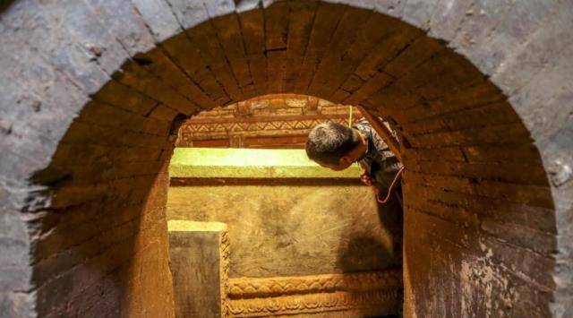 西安一座千年古墓,陪葬品金银遍地,墓主却是个9岁小女孩_石棺_身份