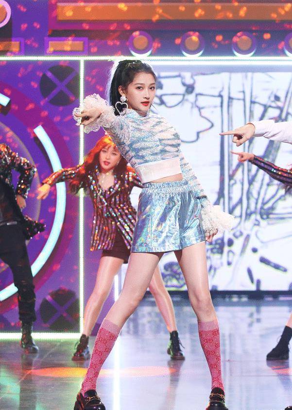 依旧是短款的上衣,很好的凸显出关晓彤的纤细小蛮腰,好身材令人羡慕.