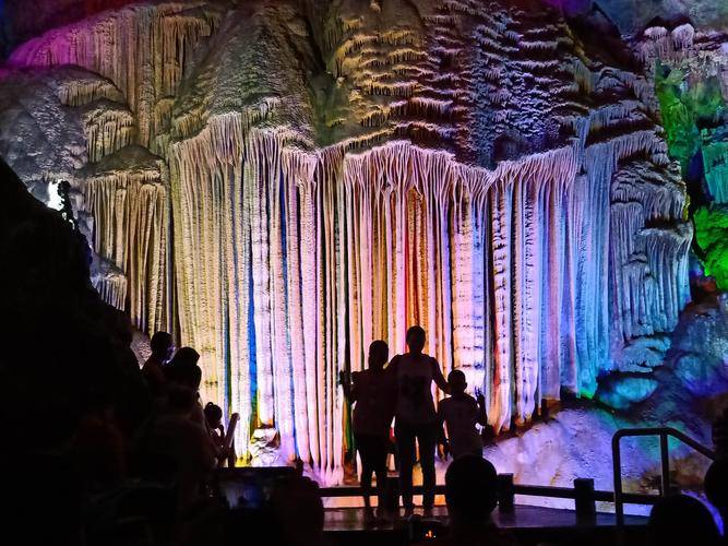 第二天,我们前往广西银子岩景区