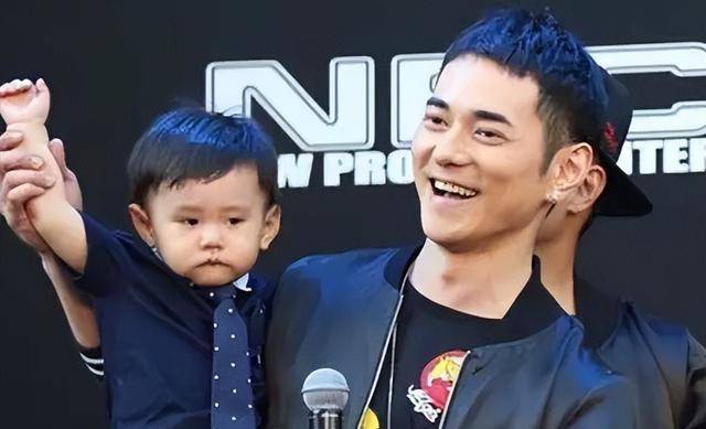 曝42岁李晨上海遛娃!推简易婴儿车太低调,女儿五官清秀超像爸