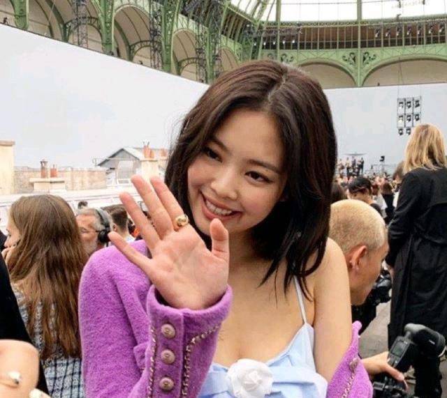 原创jennie没热度买热搜穿蓝色吊抹胸上衣配蝴蝶结精修生图无差别